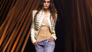 Spijkerbroeken trends 2025: gaan slim fit jeans en low rise echt doorzetten? Photo courtesy of Alexander McQueen SS 2026