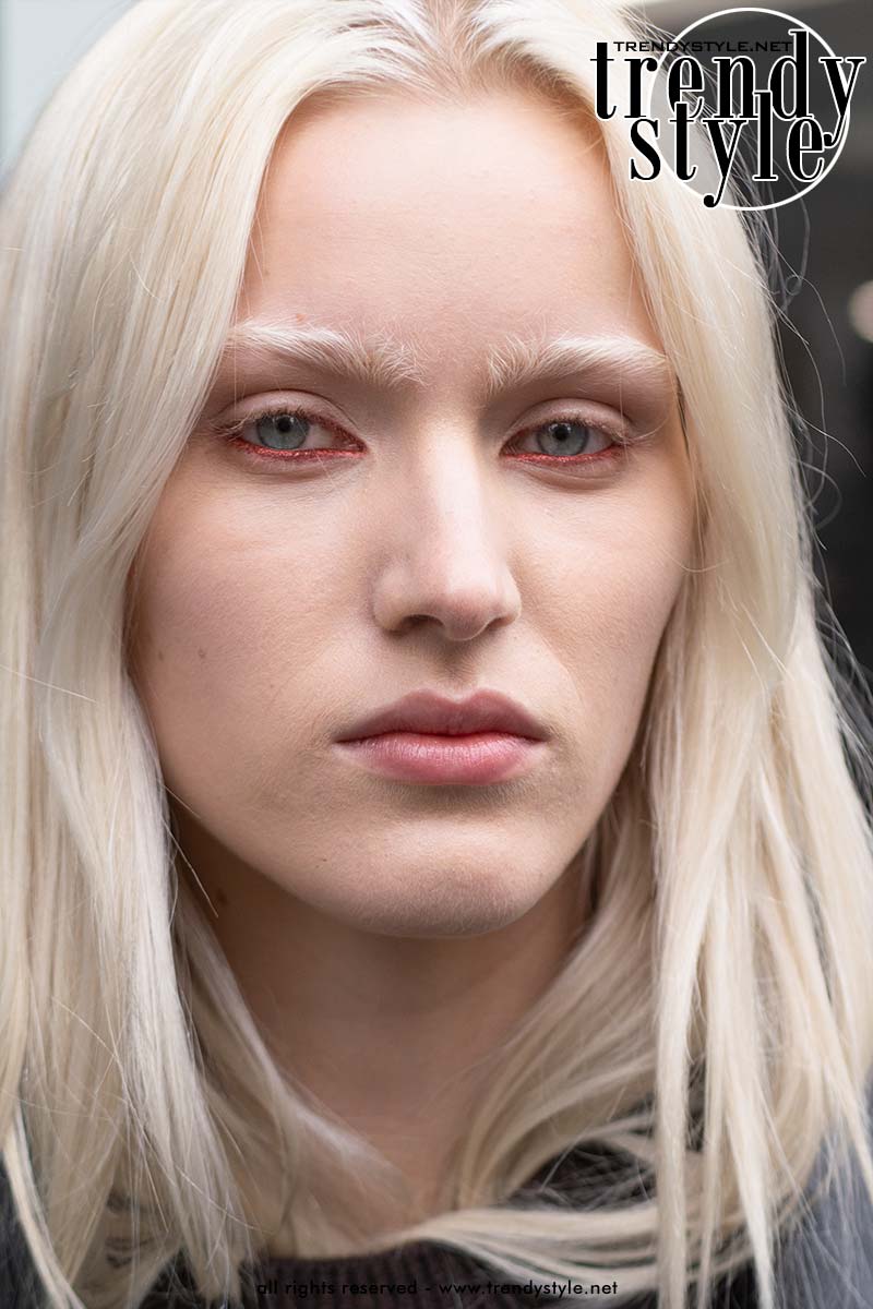 De make-up trends voor lente zomer 2026: rode accenten! Op deze foto Inne Michelmann. Foto Charlotte Mesman