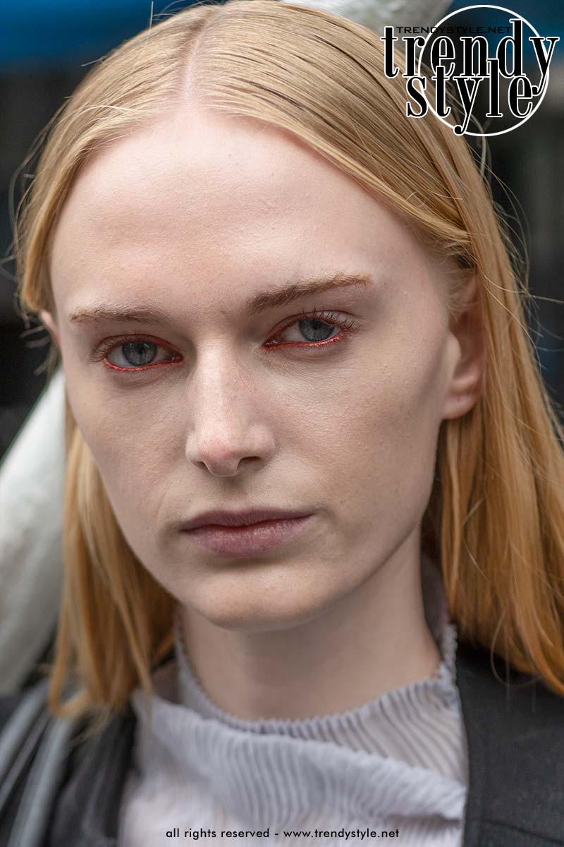 Metallic rode eyeliner. Op deze foto Holly Sofia Farmer. Foto Charlotte Mesman