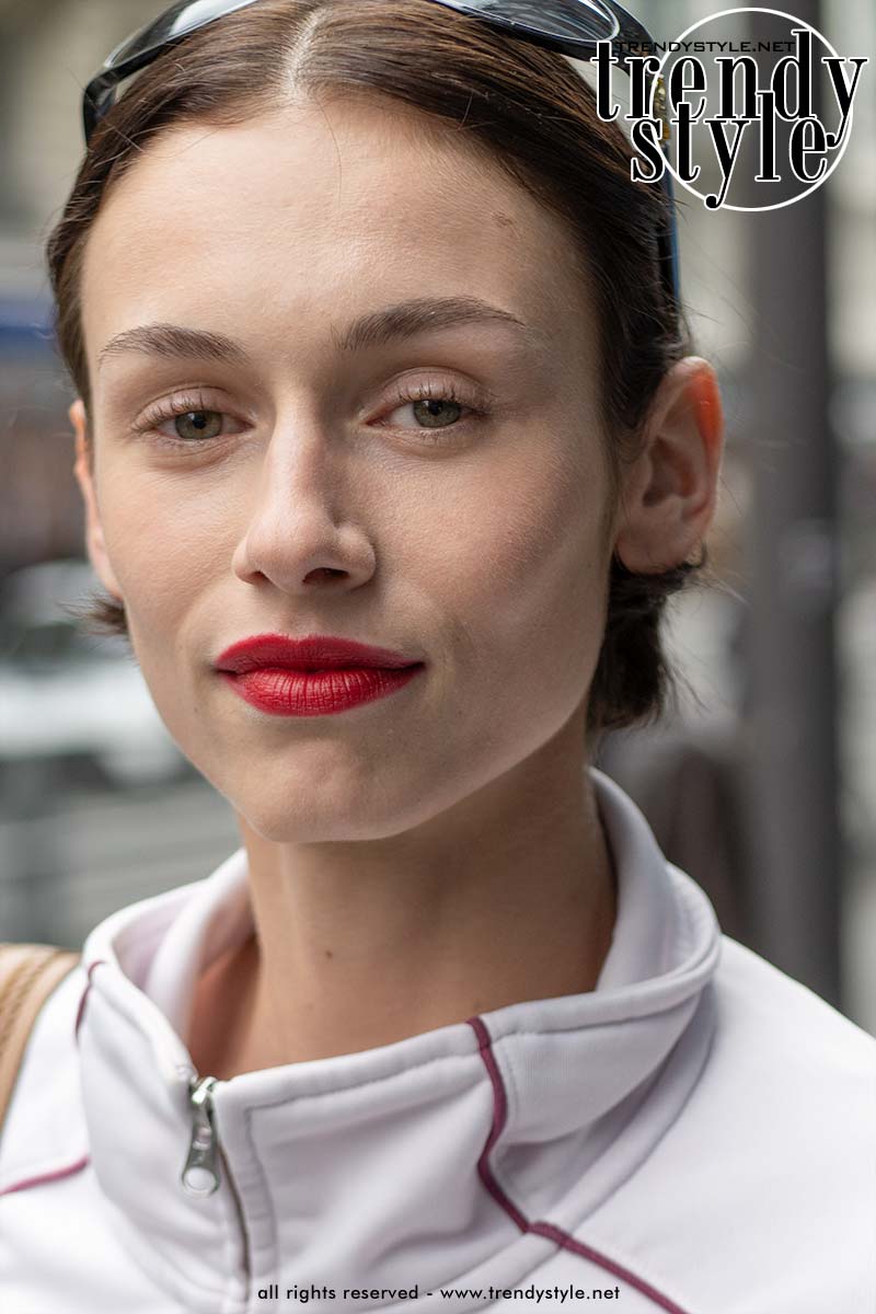 De make-up trends voor lente zomer 2026: rode accenten! Op deze foto Celine Vivod. Foto Charlotte Mesman
