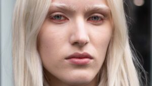 De make-up trends voor lente zomer 2026: rode accenten! Op deze foto Inne Michelmann. Foto Charlotte Mesman