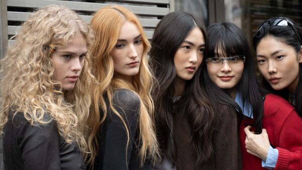 Zo gingen de modellen off-duty bij Zimmermann gekleed. Foto Charlotte Mesman