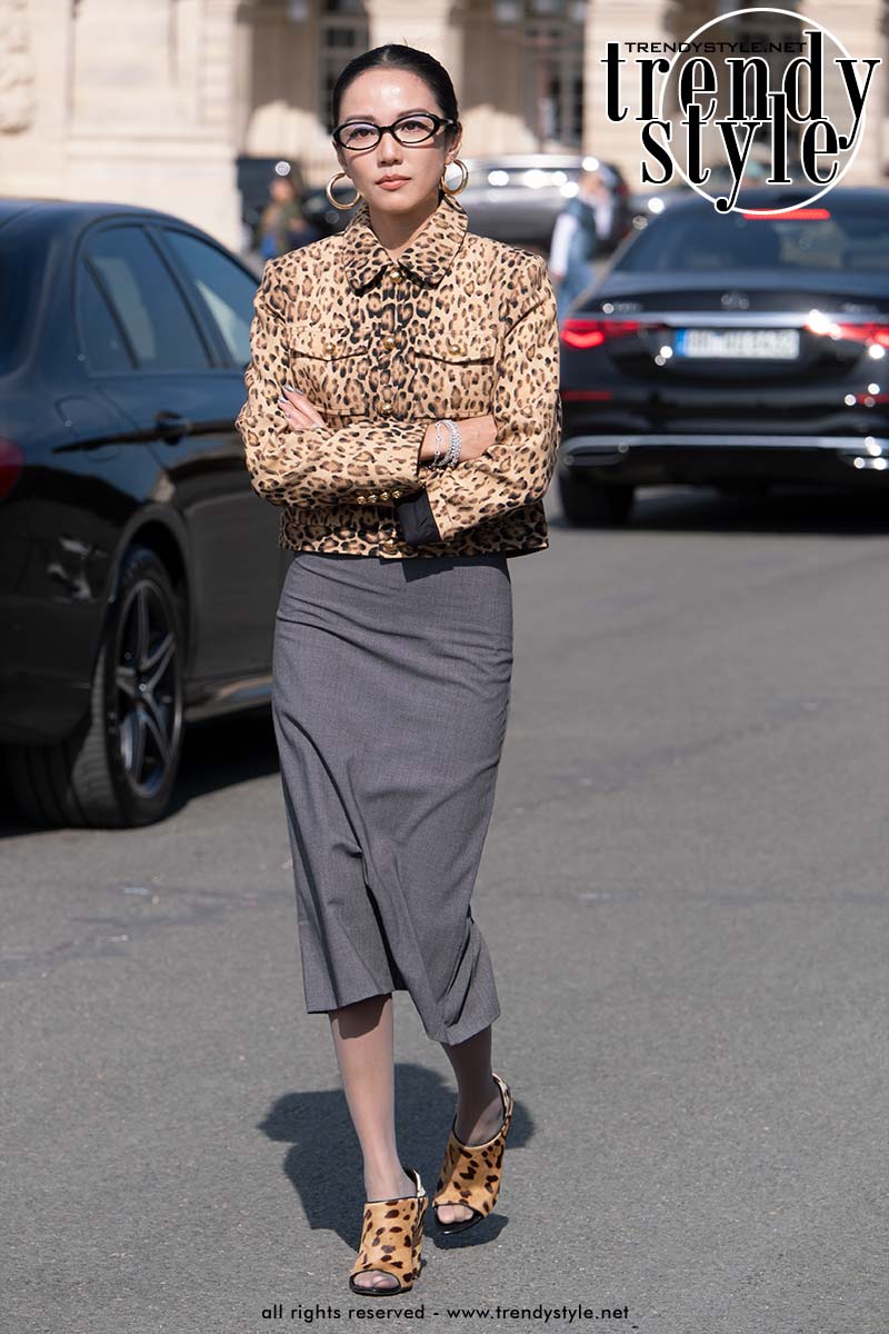 Dit zijn de beste streetstyle looks bij Dior voor lente zomer 2026. Op deze foto Yoyo Cao. Foto Charlotte Mesman