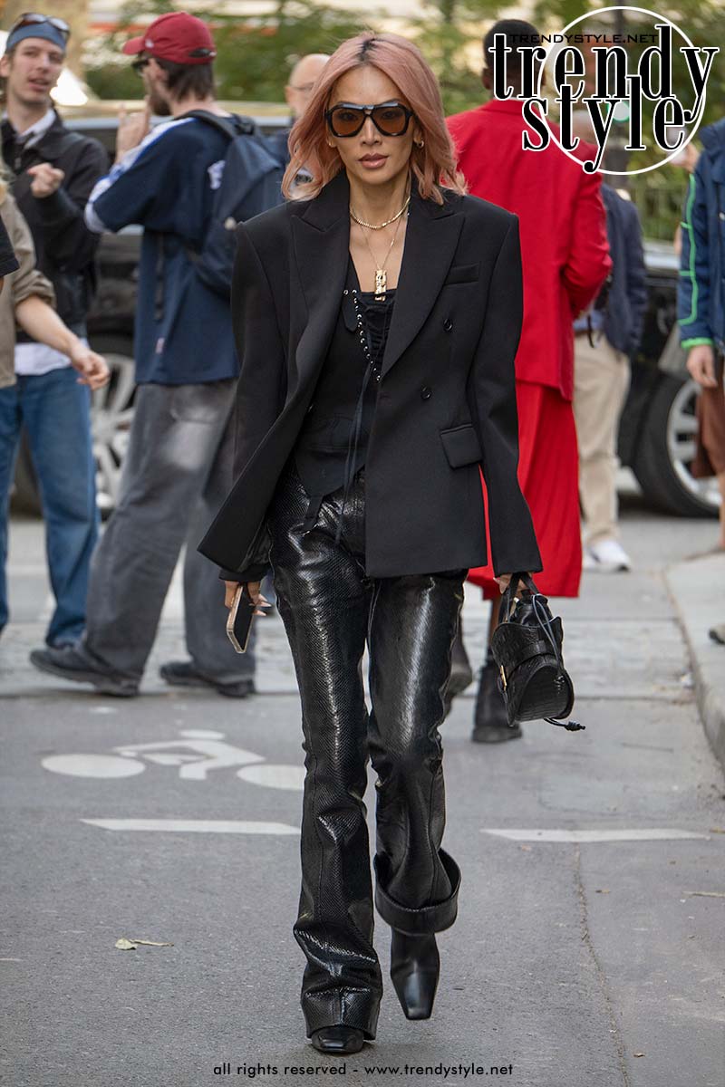 Dit zijn de hotste streetstyle looks bij de modeshow van Mugler. Op deze foto Tina Leung. Foto Charlotte Mesman
