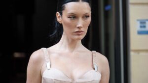 Dit zijn de hotste streetstyle looks bij de modeshow van Mugler. Op deze foto Meredith Duxbury. Foto Charlotte Mesman