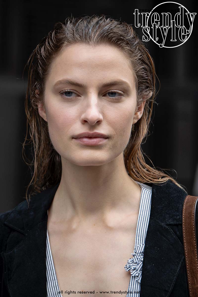 Haartrends 2026. Zichtbare haarproducten en de greasy hair look. Foto Charlotte Mesman