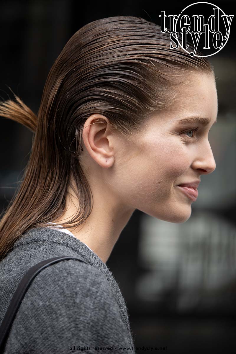 Haartrends 2026. Zichtbare haarproducten en de greasy hair look. Foto Charlotte Mesman