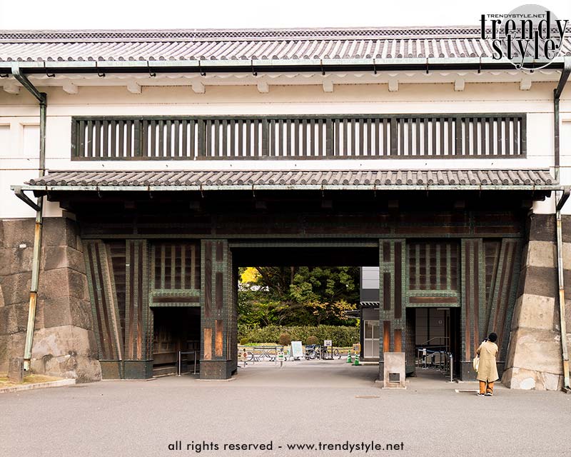 Toegang tot de Oosterlijke Tuinen van het Keizerlijk Paleis in Tokio. Foto Charlotte Mesman