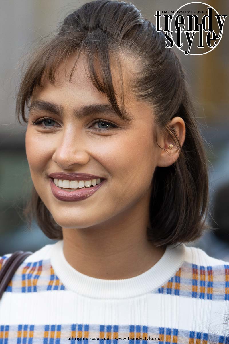 Doe haar-inspiratie op van de kapsels bij de Paris Fashion Week zomer 2026. Op deze foto Camila Cisneros. Foto Charlotte Mesman