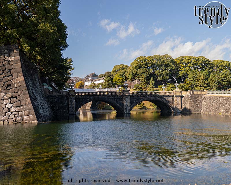 Herfst rond het Keizerlijk Paleis in Tokio. Nijūbashi-bruggen. Foto Charlotte Mesman