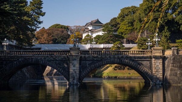 Herfst rond het Keizerlijk Paleis in Tokio. Nijūbashi-bruggen. Foto Charlotte Mesman