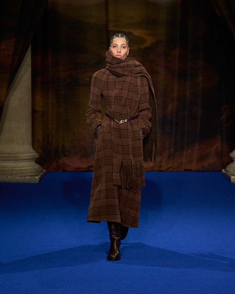 Met een lange winterjas kom je stijlvol winter 2025 2026 door. Photo courtesy of Burberry