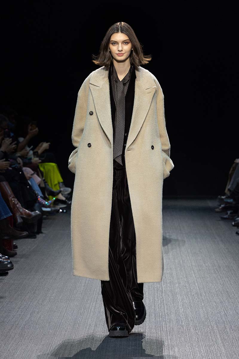 Met een lange winterjas kom je stijlvol winter 2025 2026 door. Photo courtesy of Emporio Armani