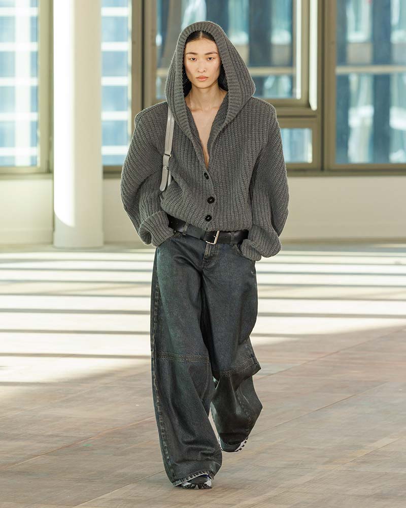 Ken jij deze succesformule? Broek + Wintertrui = Cool! Photo courtesy of Stella McCartney