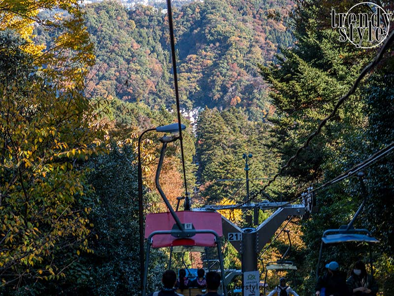 Mount Takao: herfstmagie in de bergen bij Tokio. Stoeltjeslift. Foto Charlotte Mesman