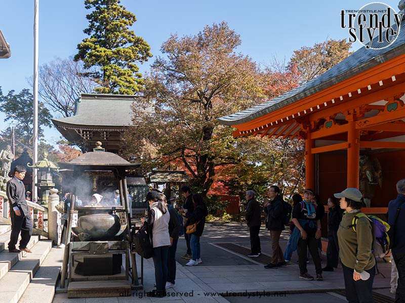 Mount Takao: herfstmagie in de bergen bij Tokio. Izuna Gongen-heiligdom. Foto Charlotte Mesman