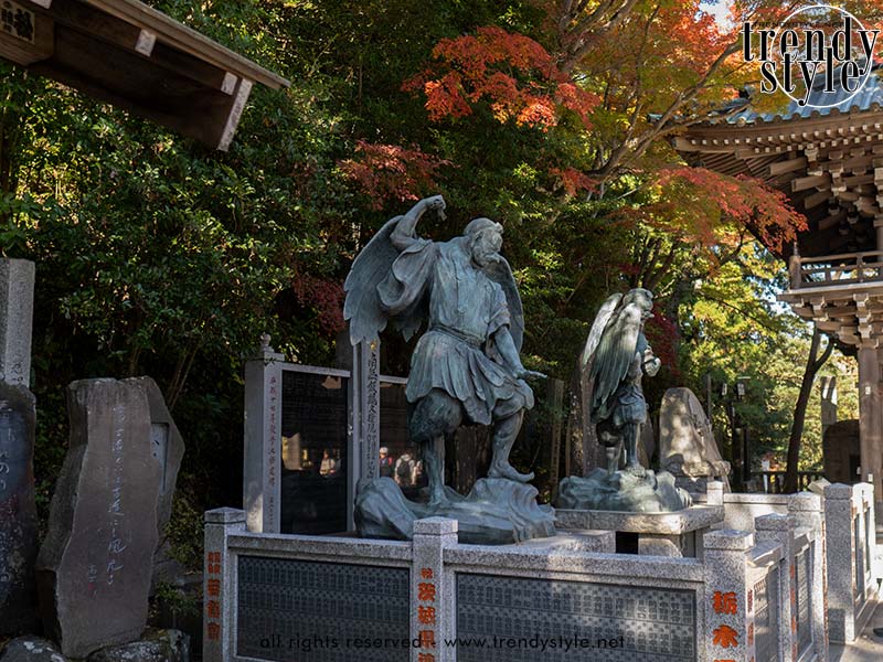 Mount Takao: herfstmagie in de bergen bij Tokio. Tengu in Takaosan Yakuoin tempel. Foto Charlotte Mesman