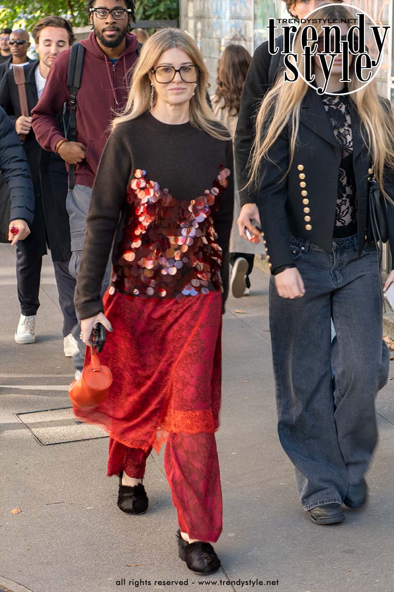 Streetstyle winter 2025. Rok-over-broek blijft een huge modetrend. Foto Charlotte Mesman