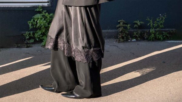 Streetstyle winter 2025. Rok-over-broek blijft een huge modetrend. Foto Charlotte Mesman