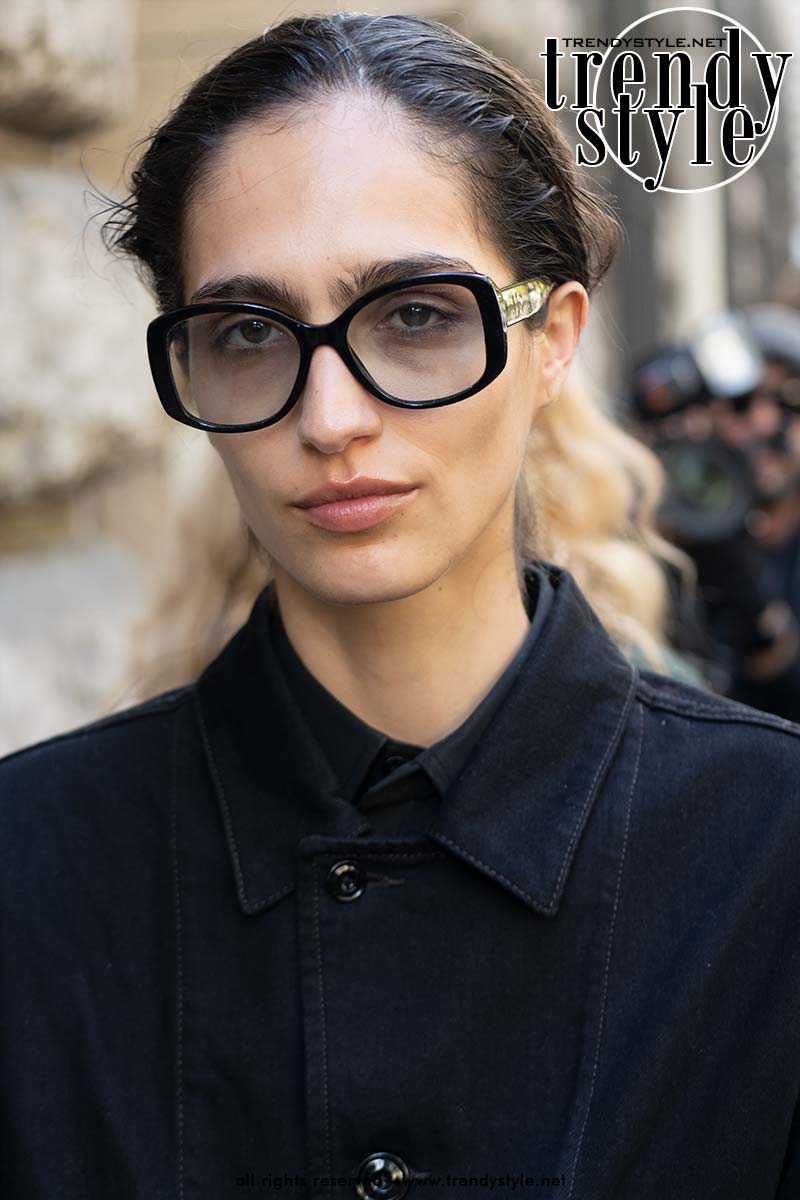 Dit zijn de brillen van het moment. Statement brillen waar je niet omheen kunt. Op deze foto Sara Caballero. Foto ADVERSUS