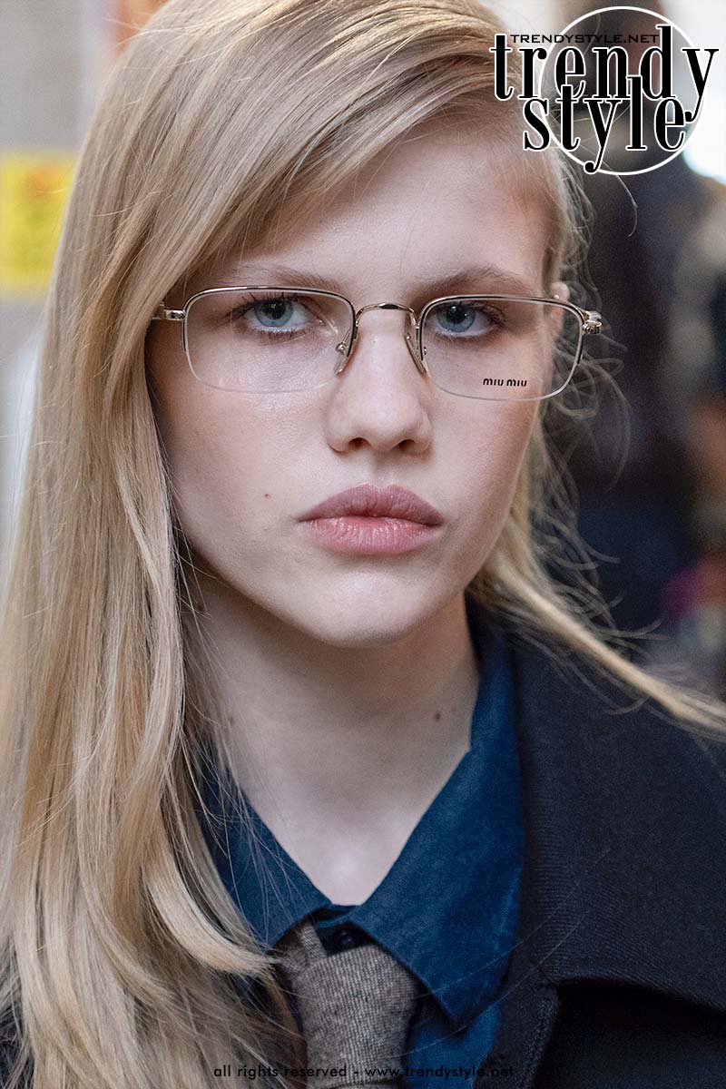 Dit zijn de brillen van het moment. Statement brillen waar je niet omheen kunt. Op deze foto Sofi Damzina. Foto Charlotte Mesman