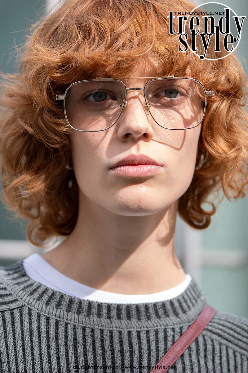 Dit zijn de brillen van het moment. Statement brillen waar je niet omheen kunt. Op deze foto Alix Bouthors. Foto Charlotte Mesman