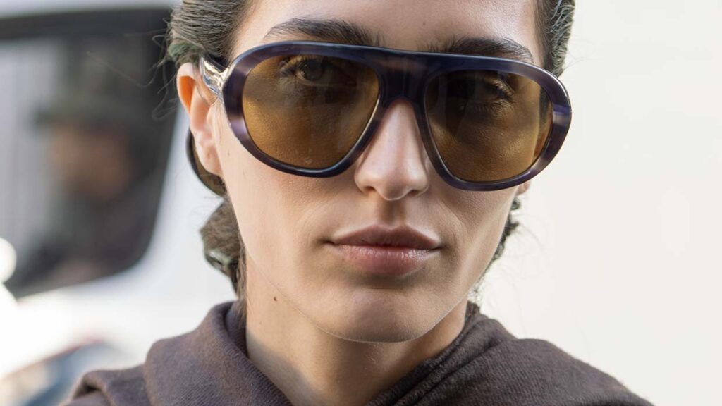 Dit zijn de brillen van het moment. Statement brillen waar je niet omheen kunt. Op deze foto Sara Caballero. Foto Charlotte Mesman