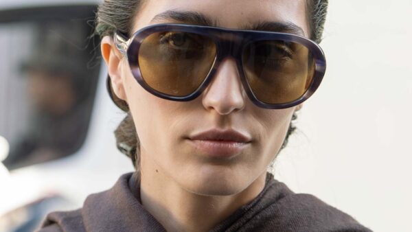 Dit zijn de brillen van het moment. Statement brillen waar je niet omheen kunt. Op deze foto Sara Caballero. Foto Charlotte Mesman