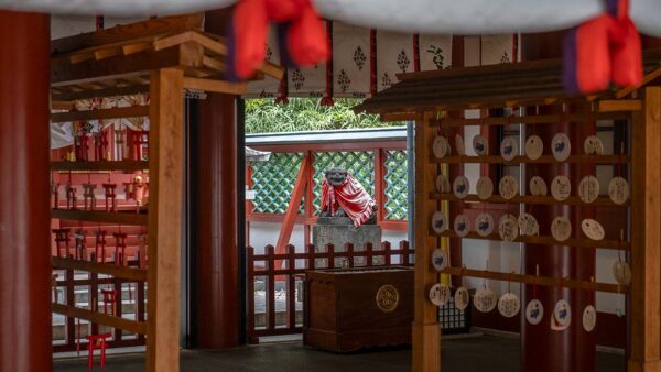 De Hie-tempel in Tokio, Japan. Een berggod en apen. Foto: Charlotte Mesman