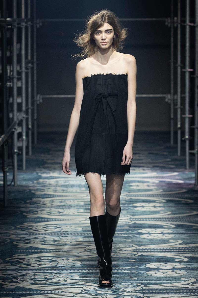 Feestmodetrends 2025: monochroom en quiet luxury. Photo courtesy of Prada