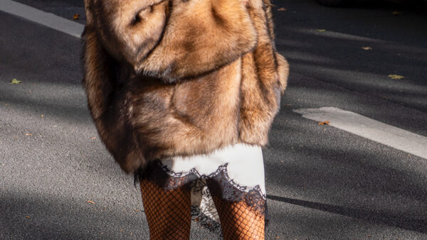 De asymmetrische slipdress is dé feesttrend van 2025. Foto Charlotte Mesman