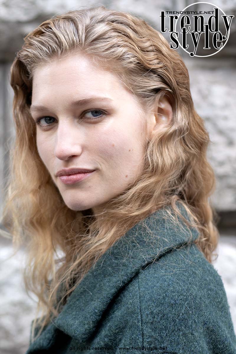 De haartrend voor 2026: véél haarproduct en greasy haartexturen. Foto ADVERSUS