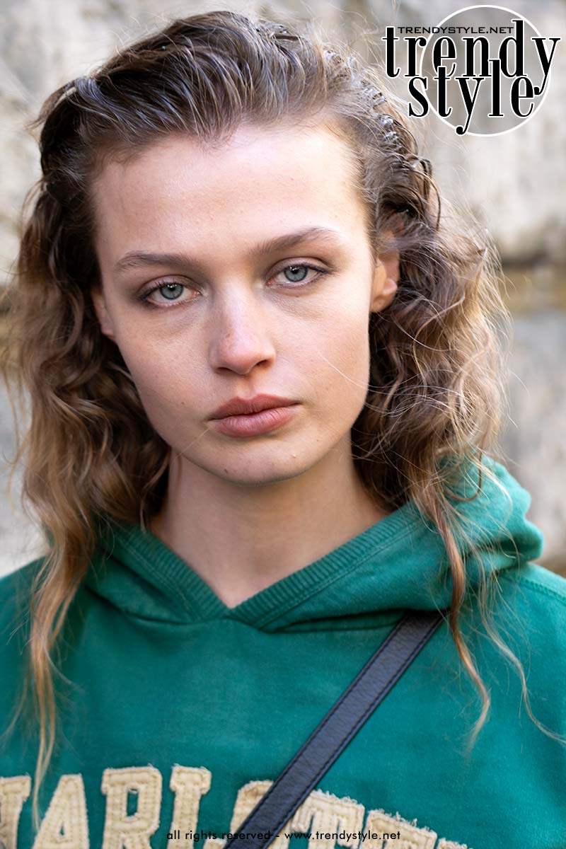 De haartrend voor 2026: véél haarproduct en greasy haartexturen. Foto ADVERSUS