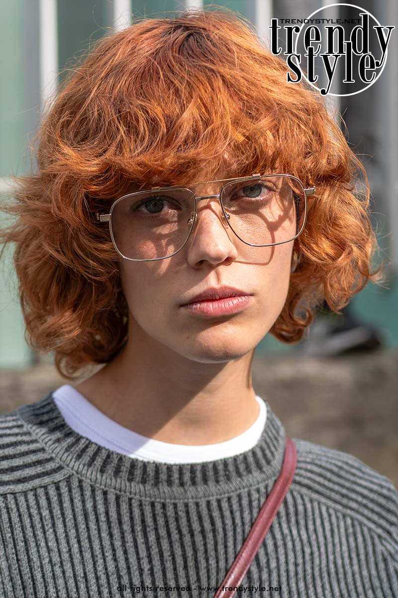 Deze drie korte kapsels domineren 2026: van de Christy cut tot de moderne shag. Op deze foto Alix Bouthors. Foto ADVERSUS