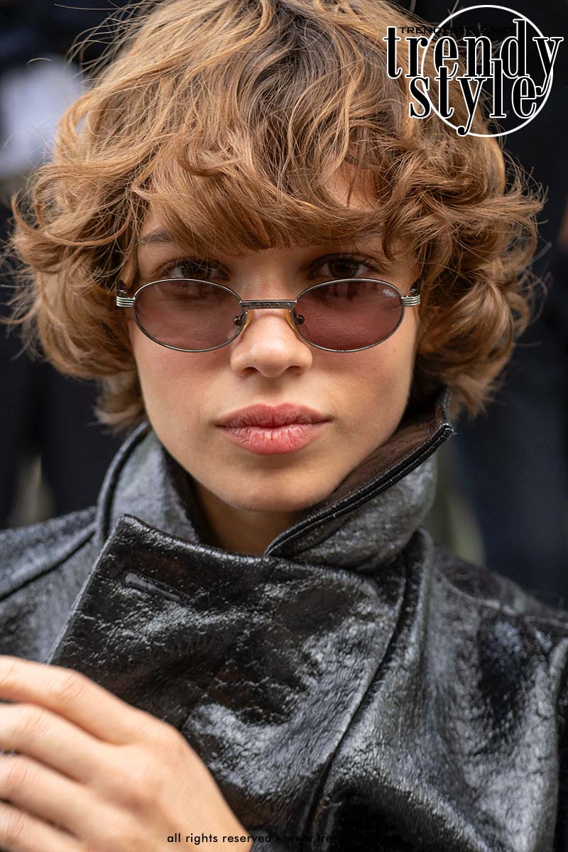 Deze drie korte kapsels domineren 2026: van de Christy cut tot de moderne shag. Op deze foto Mathilda Gvarliani. Foto ADVERSUS