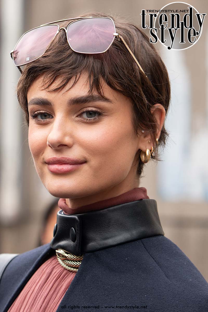 Deze drie korte kapsels domineren 2026: van de Christy cut tot de moderne shag. Op deze foto Taylor Hill. Foto Charlotte Mesman