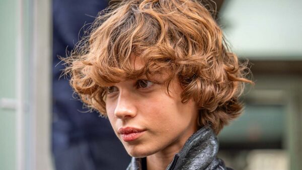 Deze drie korte kapsels domineren 2026: van de Christy cut tot de moderne shag. Op deze foto Mathilda Gvarliani. Foto ADVERSUS