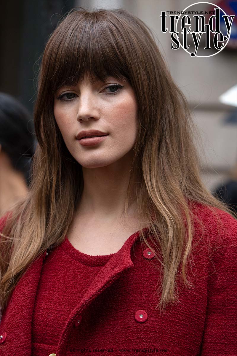 De lange pony: dé haartrend van 2026. Zo Parisienne. Foto Charlotte Mesman