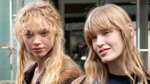 De lange pony: dé haartrend van 2026. Foto Charlotte Mesman