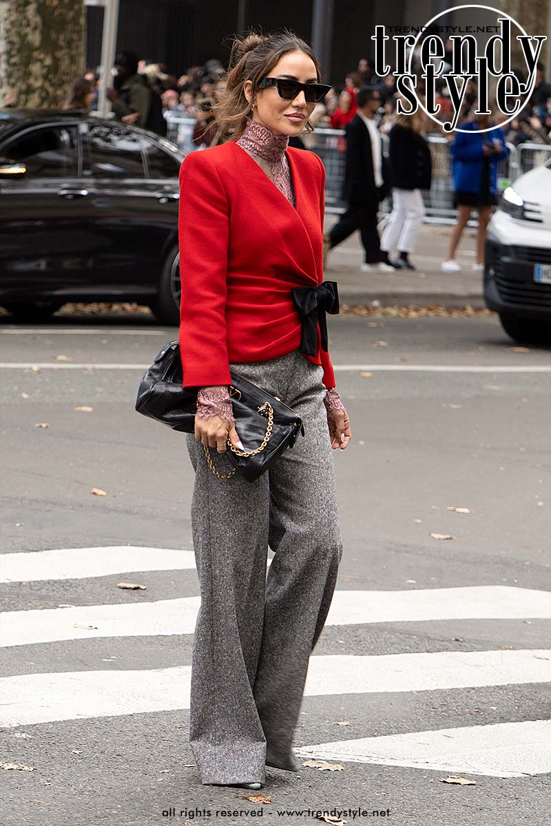 Geen decembermaand zonder rood! Het is dé tijd om rood te dragen. Foto Charlotte Mesman
