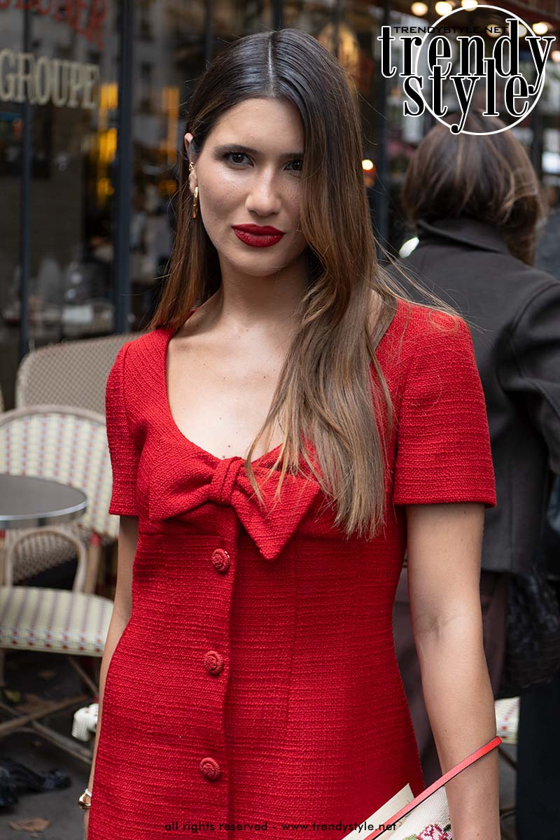 Geen decembermaand zonder rood! Het is dé tijd om rood te dragen. Foto Charlotte Mesman