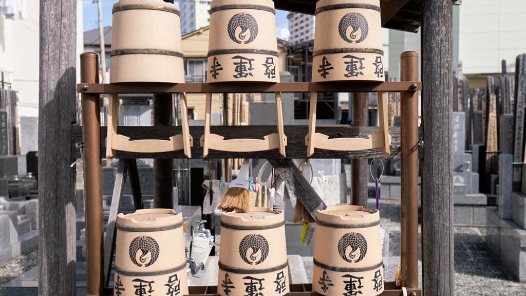 Yanaka, parel in Tokio. Tempels, houten huizen, smalle steegjes en beeldhouwwerken. Foto Charlotte Mesman