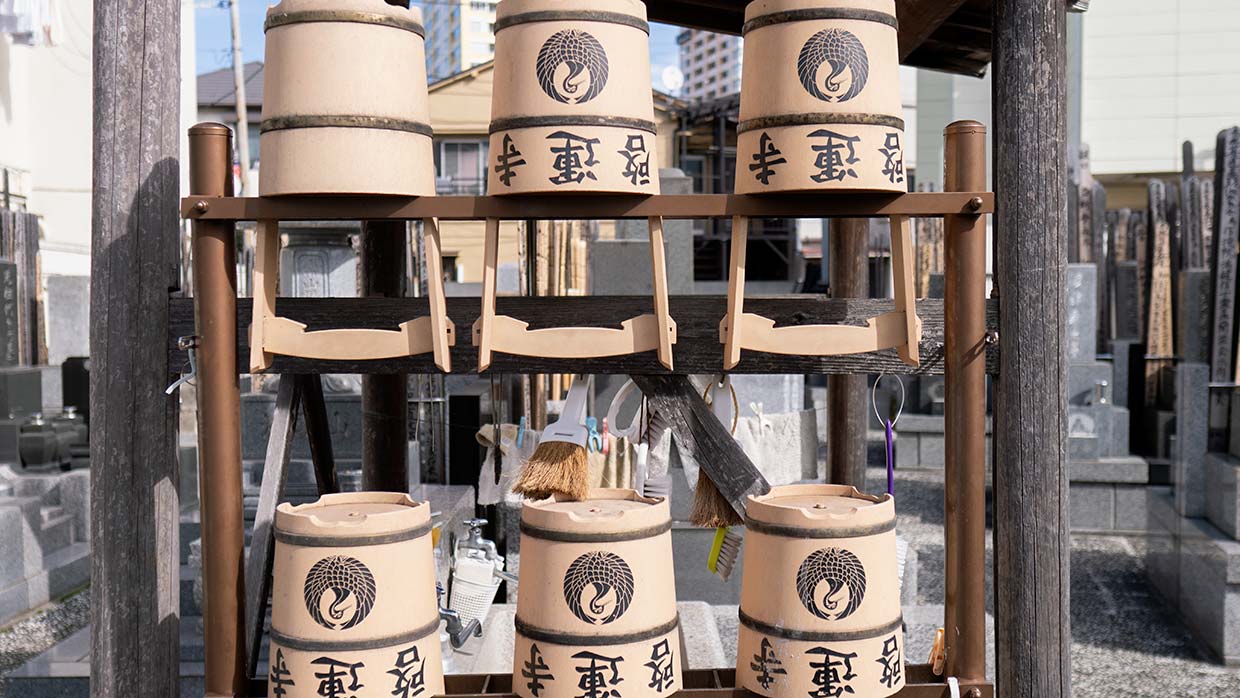 Yanaka, parel in Tokio. Tempels, houten huizen, smalle steegjes en beeldhouwwerken. Foto Charlotte Mesman
