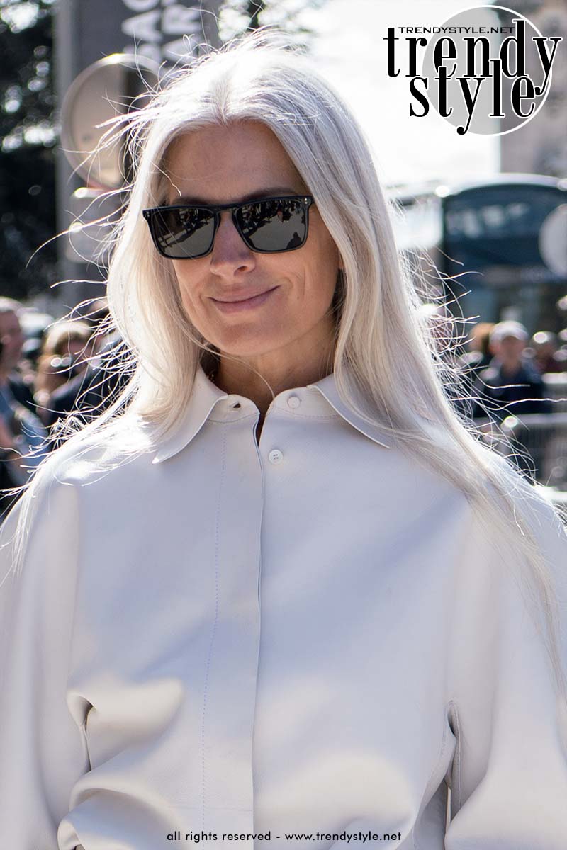 Natuurlijk grijs haar is een grote trend. Foto Charlotte Mesman