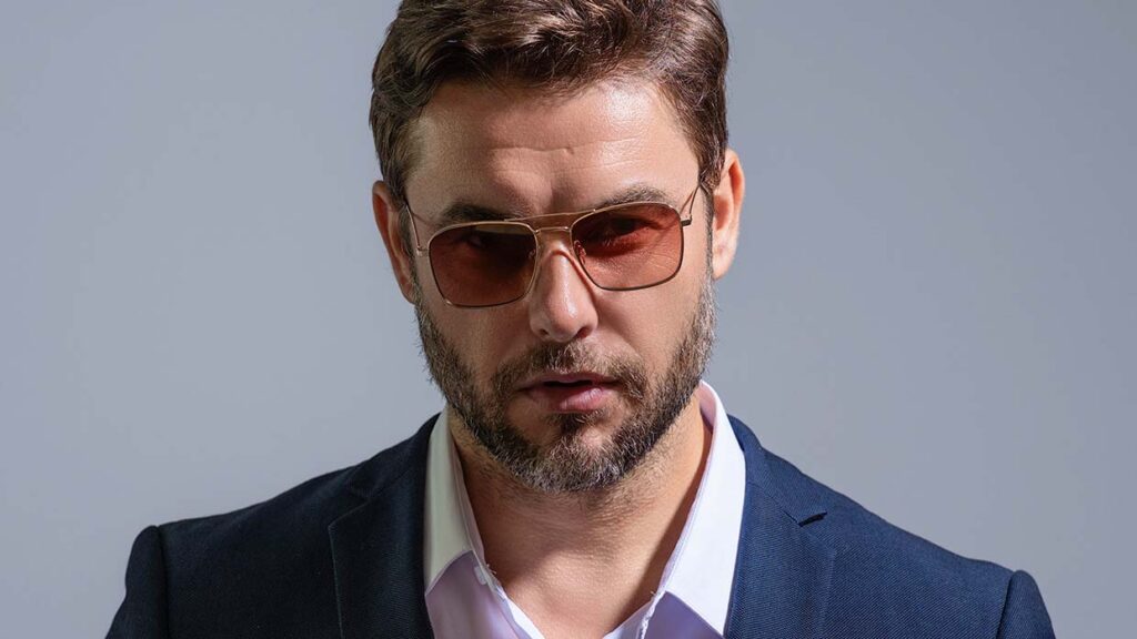 Herenmode voor stevige en lange mannen in 2026. Check deze tips