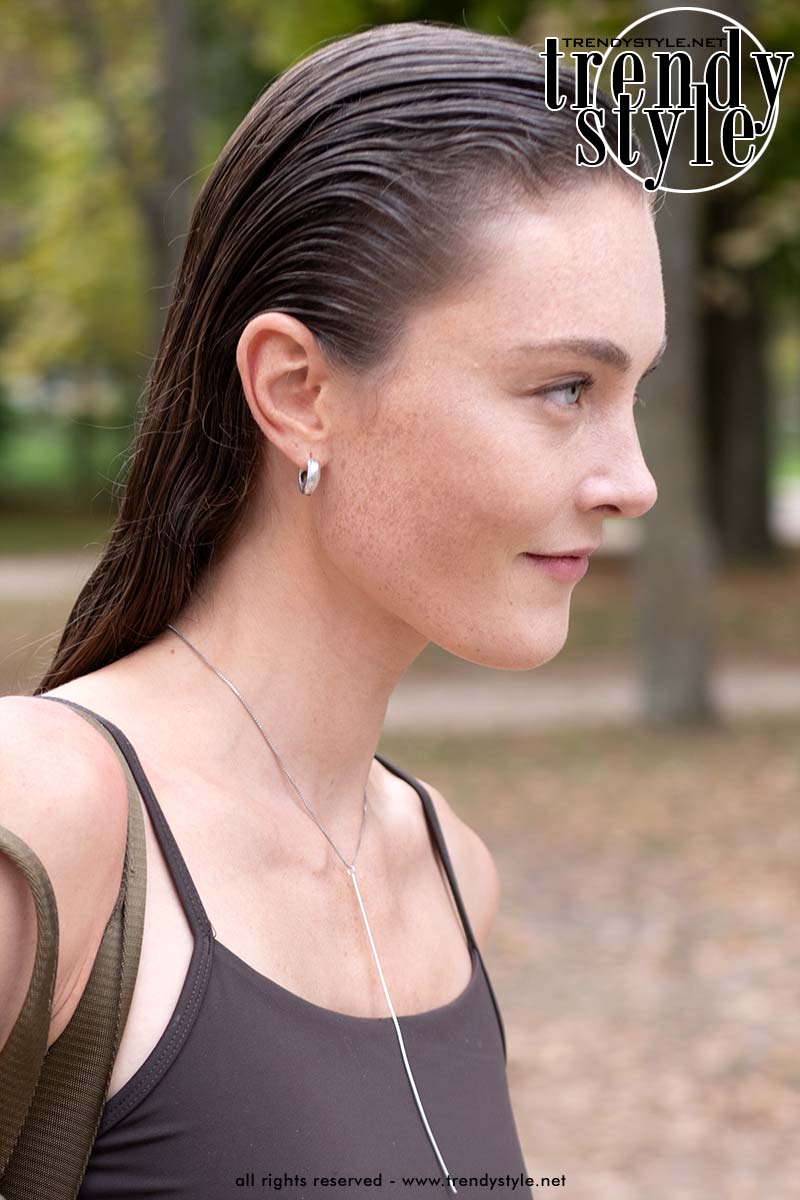 Dé haartrend voor 2026: wet-lookkapsels met een verrassende twist. Foto ADVERSUS