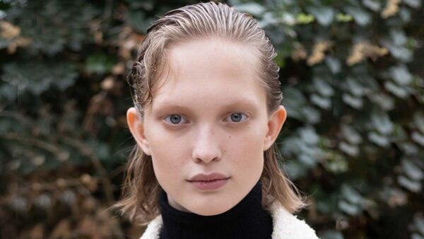 Dé haartrend voor 2026: wet-lookkapsels met een verrassende twist. Foto ADVERSUS