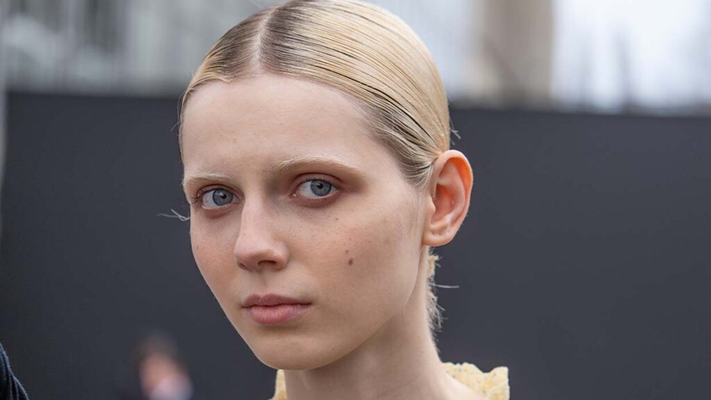 De hydro bob: het korte ‘natte’ kapsel dat 2026 verovert. Foto Charlotte Mesman