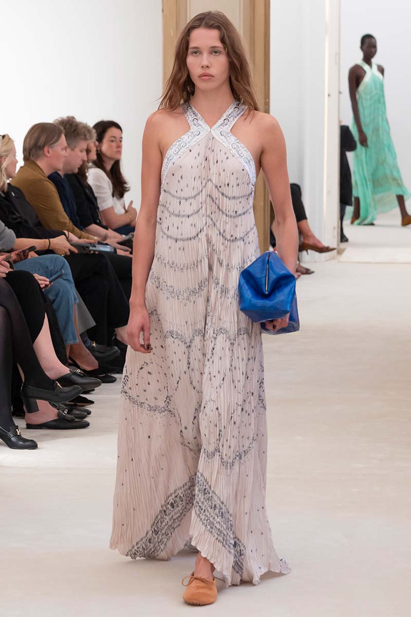 Deze modetrends kun je in 2026 verwachten. Wat is uit? En wat is in? Photo courtesy of Alberta Ferretti