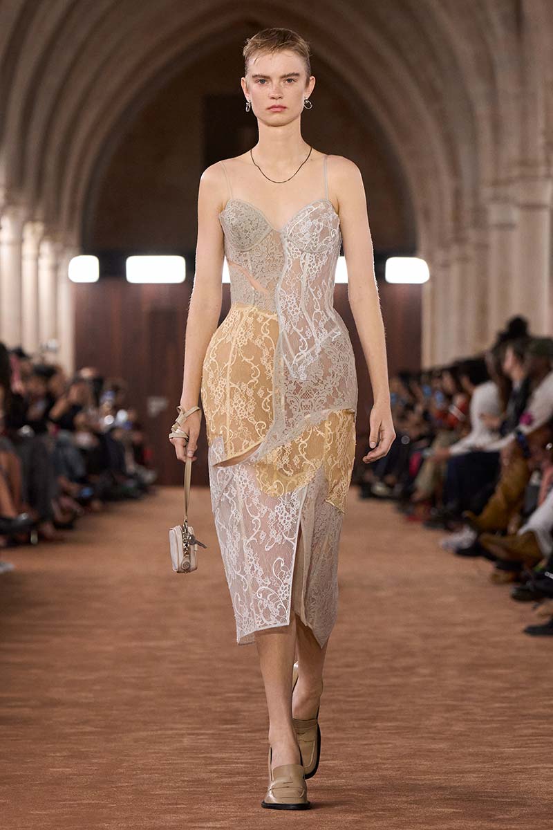 Deze modetrends kun je in 2026 verwachten. Wat is uit? En wat is in? Photo courtesy of Acne Studios